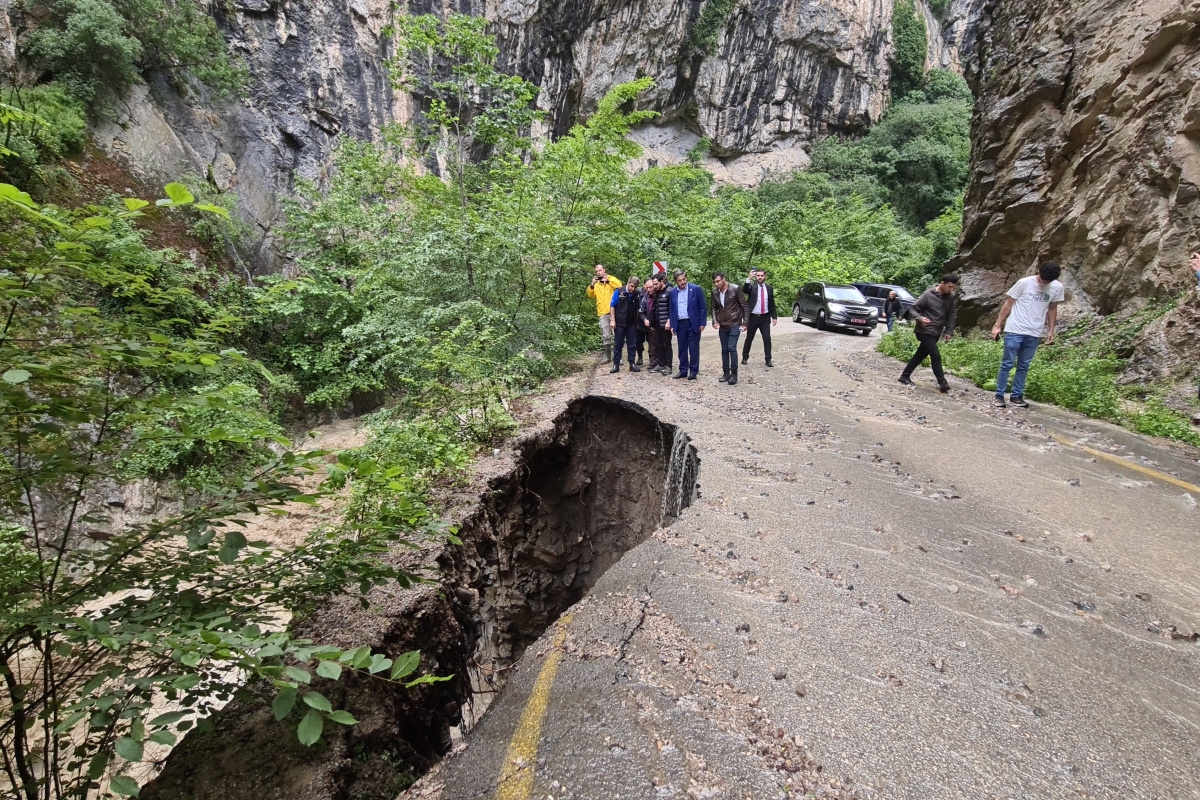 Kanyondaki suyun debisi yükseldi, yol çöktü