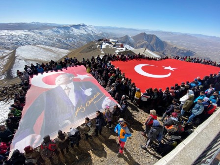 Kar altındaki Palandöken'in zirvesine 'Cumhuriyet' tırmanışı