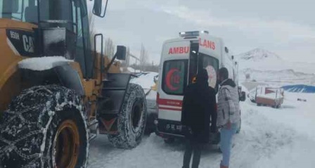 Karla mücadele ekipleri ambulans için yol açtı