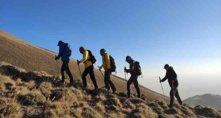 Karslı dağcılar Süphan Dağı'na tırmandı