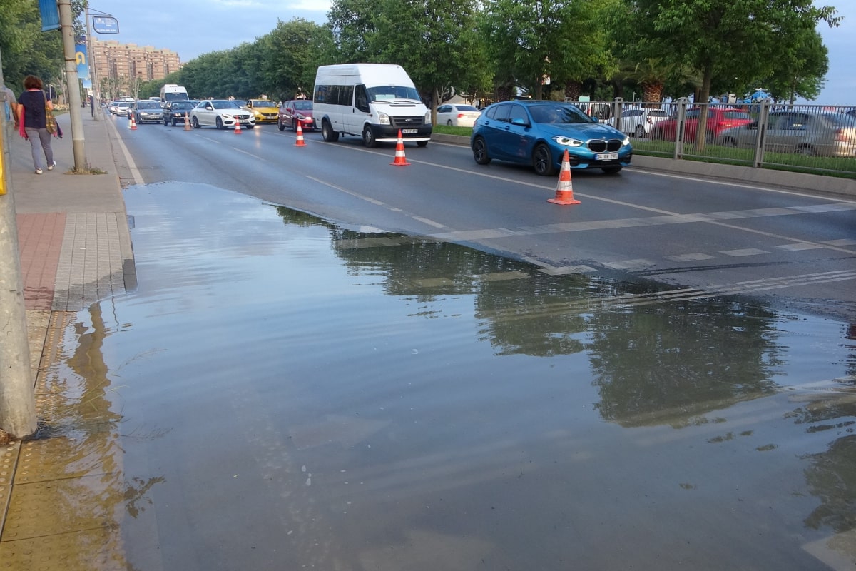 Kartal'da su borusu patladı, sahil yolu göle döndü