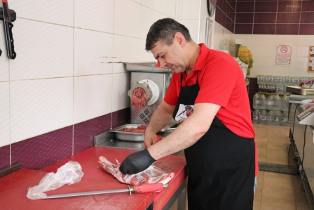 Kasabın, hayatını kurtaran köpeğe hayat dersi verdiği konuşması güldürdü