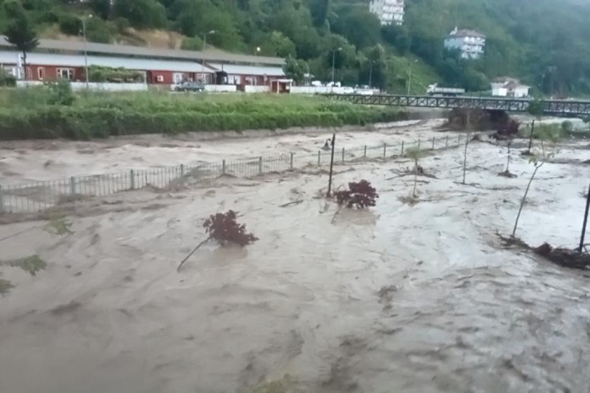 Kastamonu'da sel! Çay ve dereler taşmaya başladı