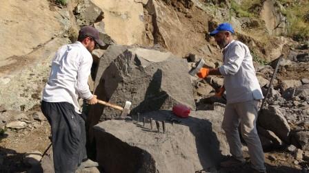 Kavurucu sıcakta ekmeklerini taştan çıkarıyorlar