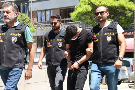 Kendisini polis olarak tanıtıp evli çifti dolandırmaya çalıştı