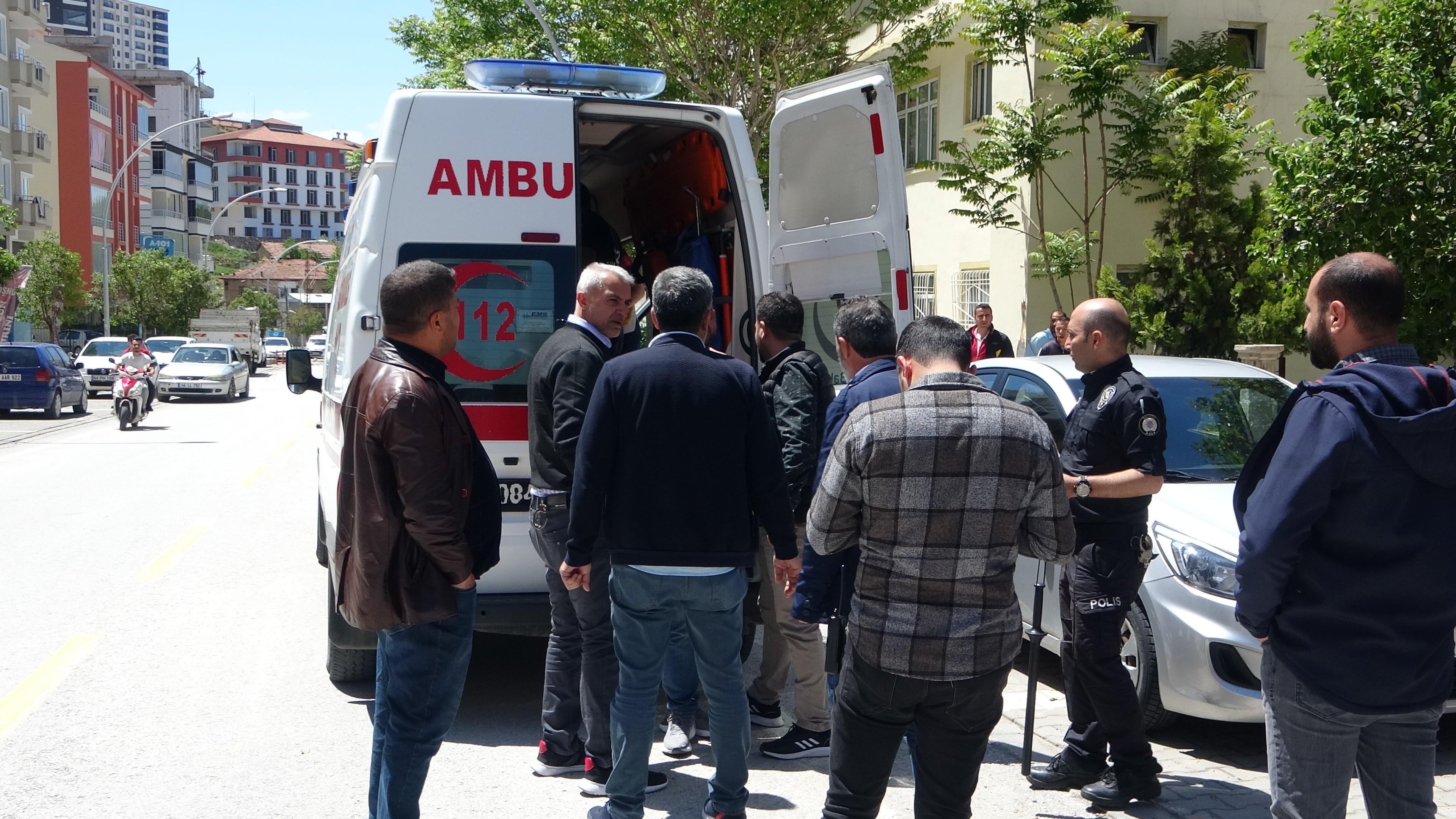  Kezzapla kendine zarar vermek isteyen şahsı polis etkisiz hale getirdi