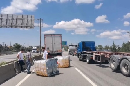 Kimyasal sıvı dolu tanklar tırdan yola düştü