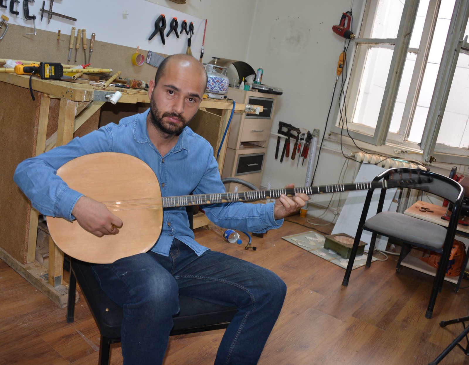 Klasik Türk Müziği sazlarının üretimini yapıyor