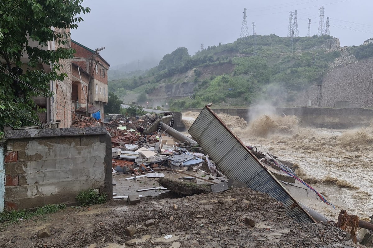 Kozcağız'da 4 katlı bina yıkıldı, mahalle tahliye edildi