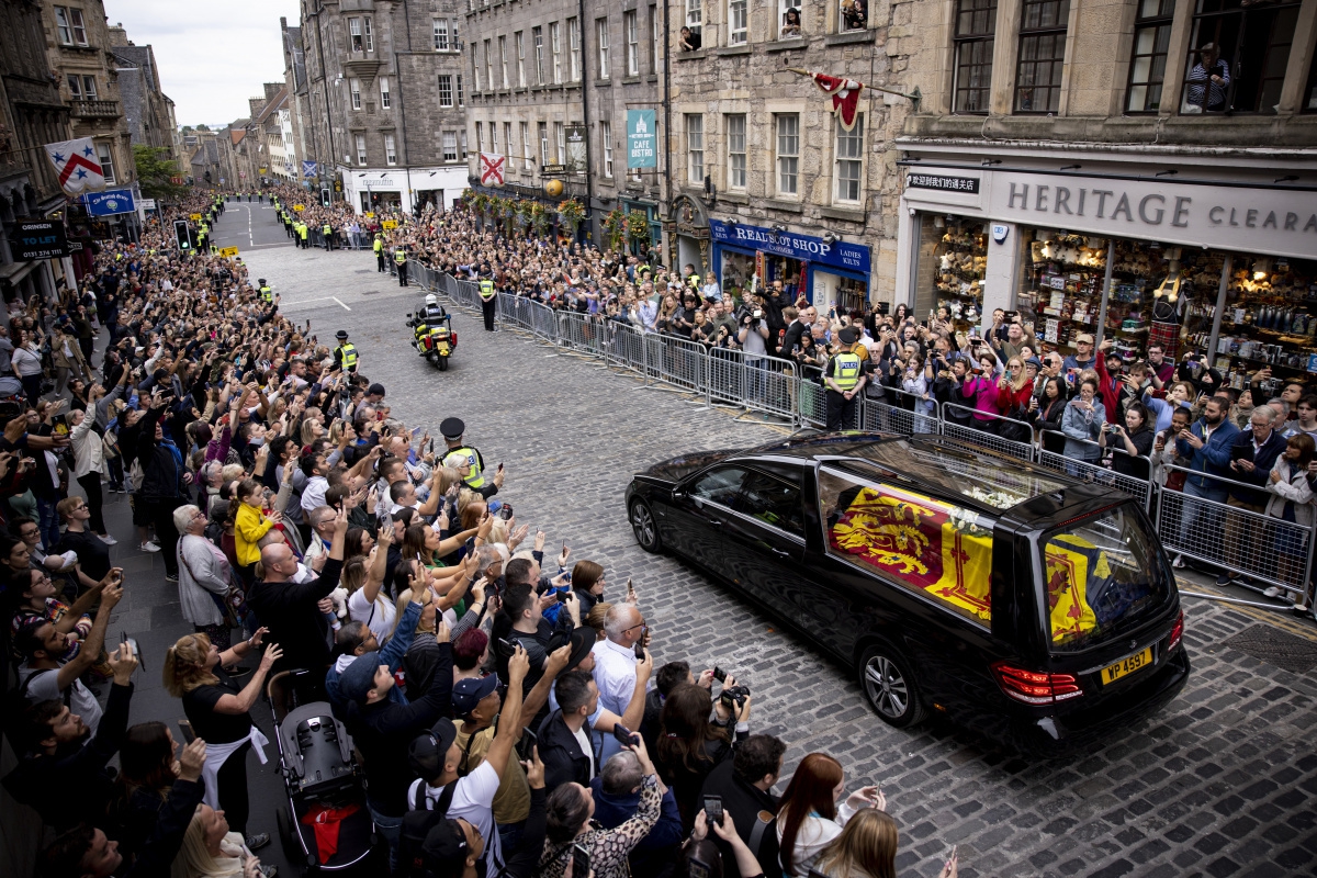 Kraliçe II. Elizabeth'in cenazesi Holyroodhouse Sarayı'na getirildi