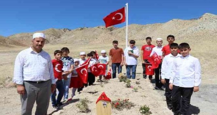 Kur'an kursu öğrencileri şehit mezarını ziyaret ettiler