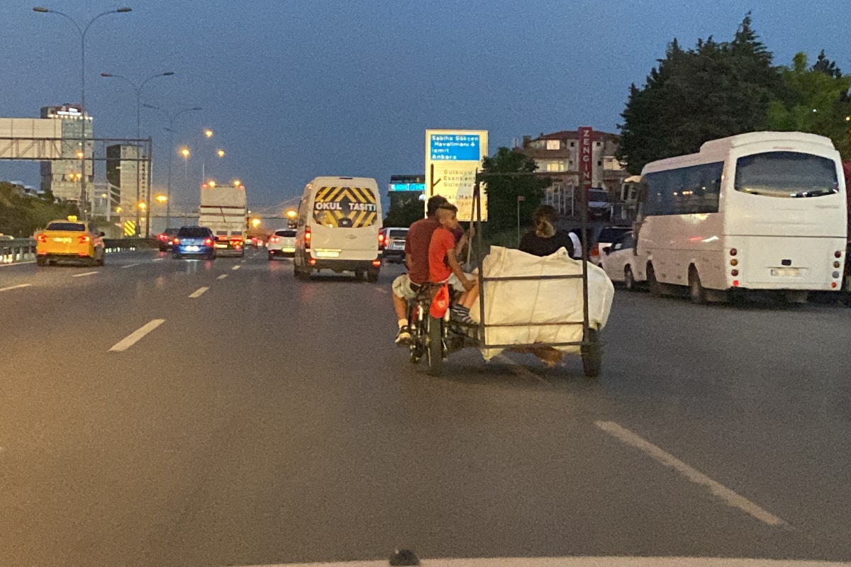 Maltepe D-100 karayolunda tehlikeli yolculuk kamerada