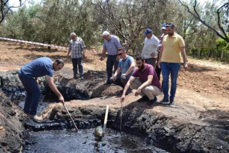 Manisalı çiftçi su ararken petrol buldu