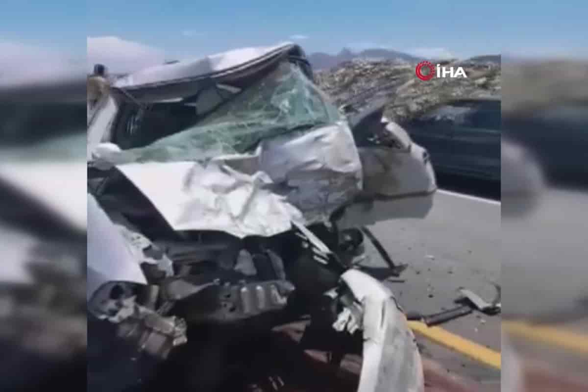 Meksika'da 2 araç kafa kafaya çarpıştı: 5 ölü, 11 yaralı