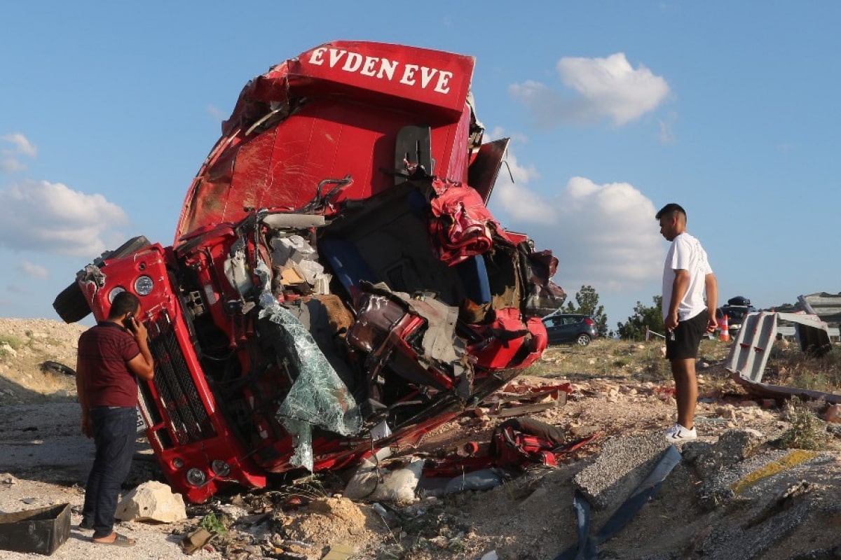 Mersin'de nakliye kamyonu kaza yaptı: 4 ölü