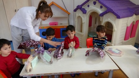 Minik öğrencilere ahşap oyuncak hediye ettiler