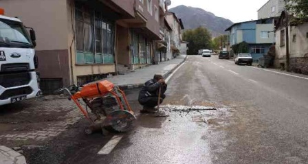 Oltu'da asfaltın sıcağı kurumadan kestiler