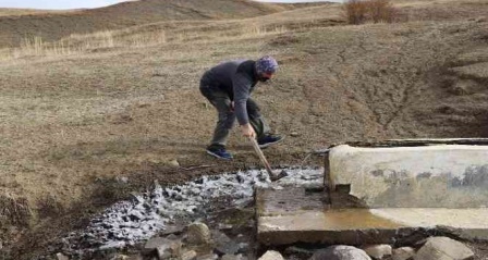 Oltu'nun yüksek kesimlerinde sular donmaya başladı