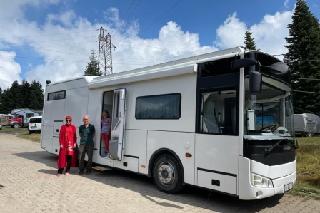 Özel halk otobüsünden akıllı karavan yaptı