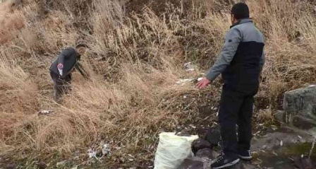 Palandöken'den hem doğal kaynak suyu alıyor hem de çevre temizliği yapıyorlar