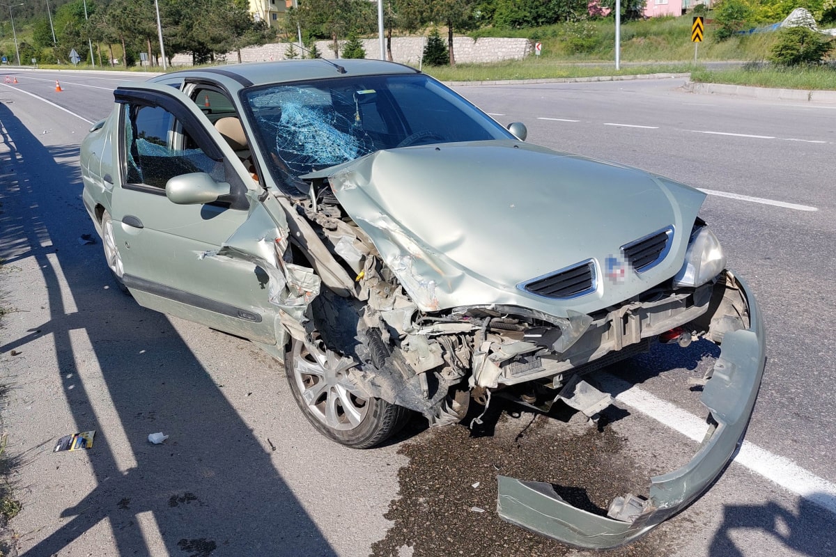 Pazara araç satın almaya giderken kaza yaptılar: 2 yaralı