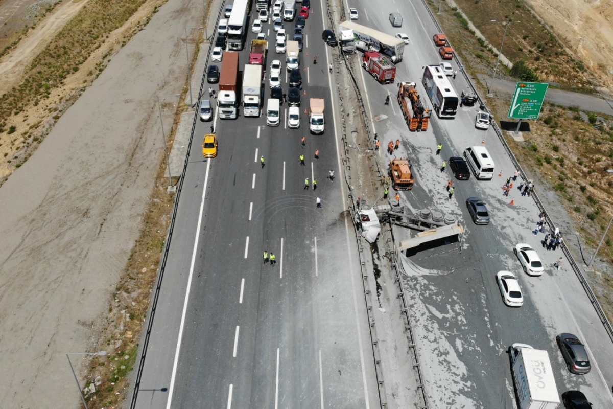 Pendik'te çimento yüklü kamyonla tır çarpıştı: 3 ağır yaralı