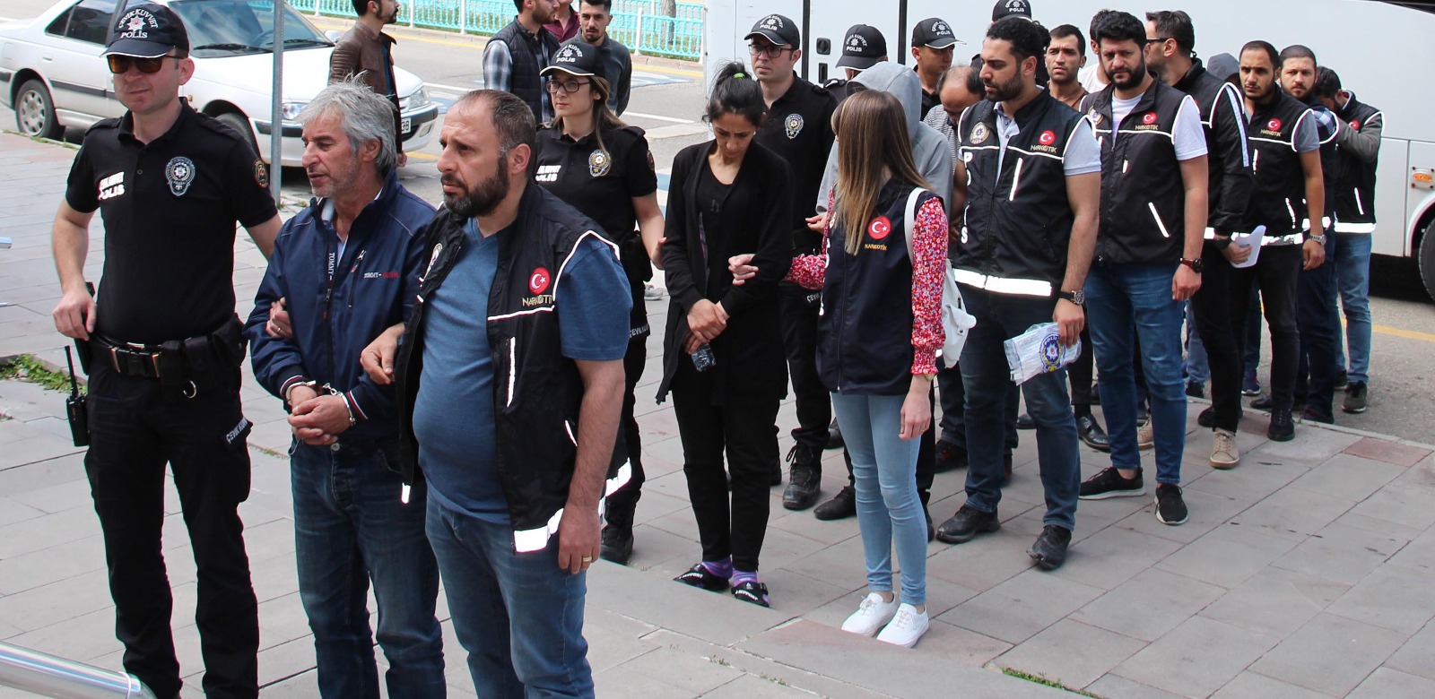 Polis torbalarını patlattı.