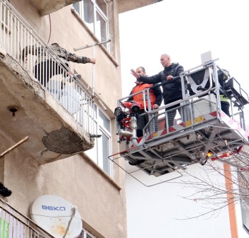 Polisten kaçmak isterken 4’üncü katta mahsur kaldı