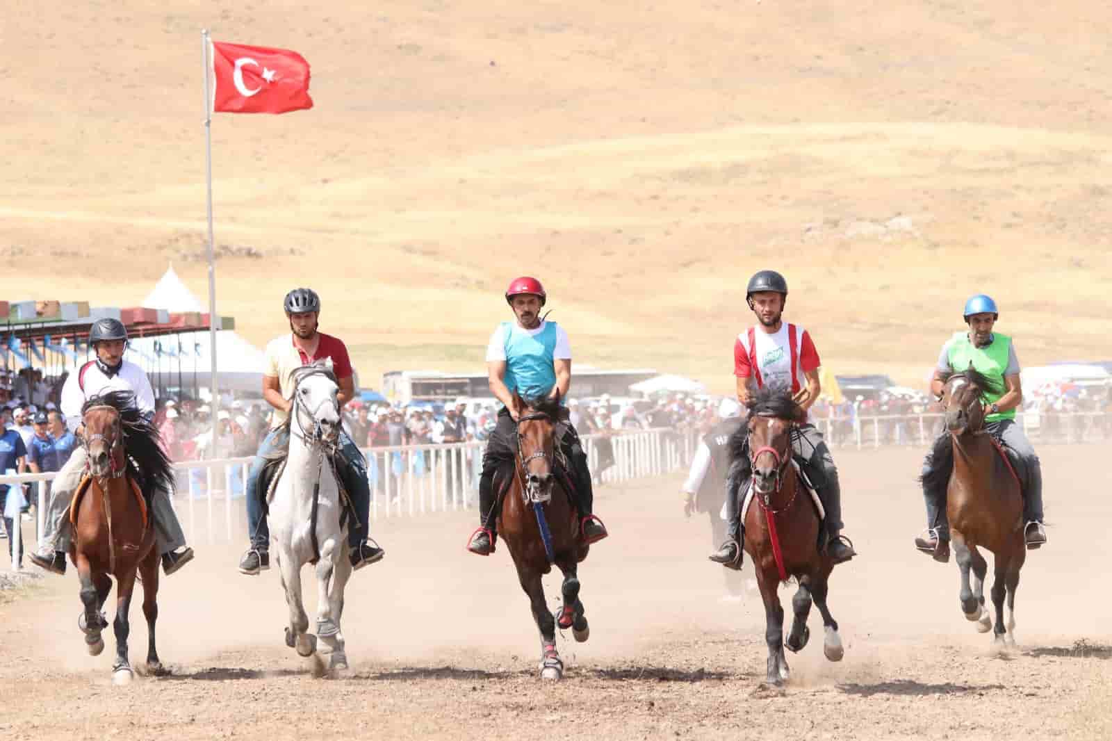 Rahvan atlar tozu dumana kattı; yarışlar heyecanla izlendi