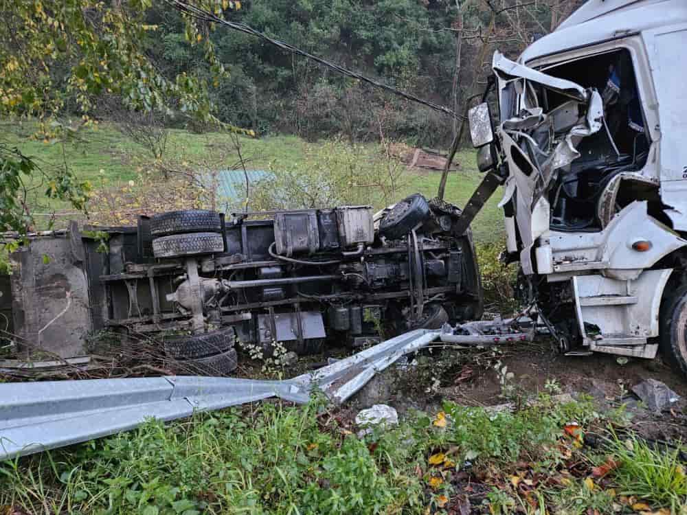 Sarıyer’de freni patlayan tırla çöp arabası çarpıştı: 1 ölü, 3 yaralı