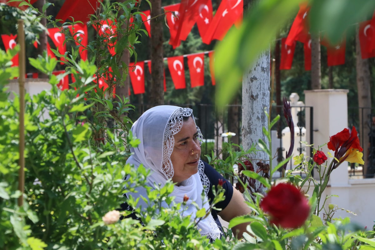 Şehit annesi: 'Biz Mehmetçiklerimizin sayesinde ayaktayız, bir gitse de bin geliyor'