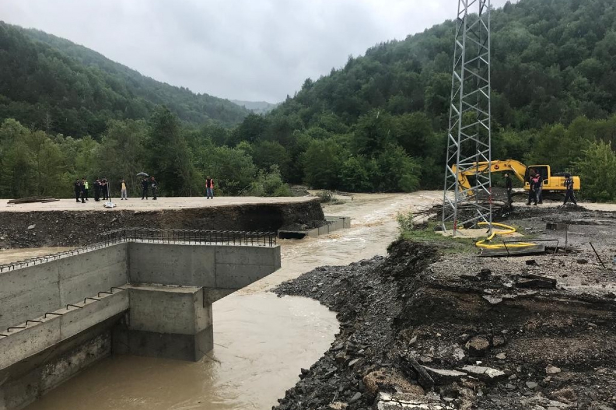 Sel sebebiyle kapanan yoldaki ulaşım, açılan servis yolundan sağlanacak 