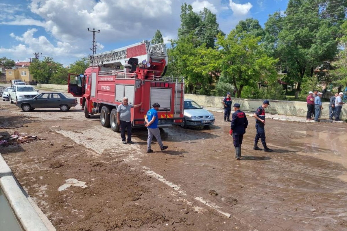 Selde araçları çamura saplanan 5 kişi kurtarıldı