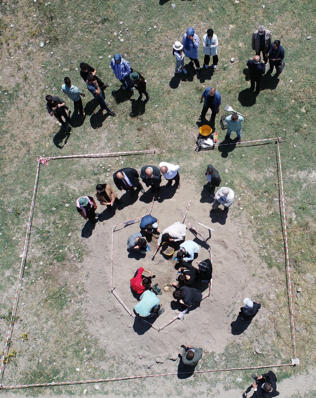 Sevgi evlerindeki çocuklara Pulur Höyük kazı alanında uygulamalı kazi egitimi verildi.