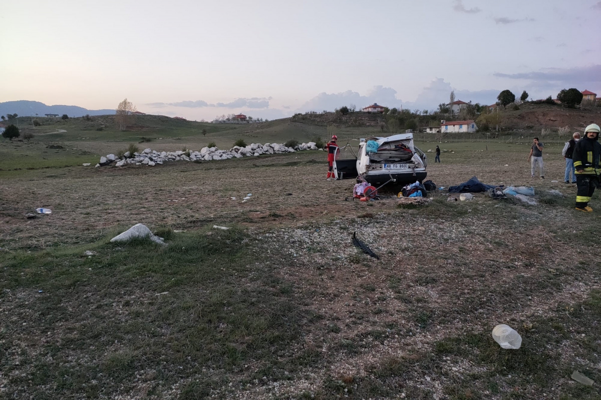 Seydikemer'de otomobil şarampole devrildi:1 ölü, 5 yaralı