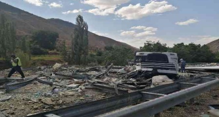 Seyir halindeki tır yola devrildi felaket kazada şoför feci şekilde hayatını kaybetti