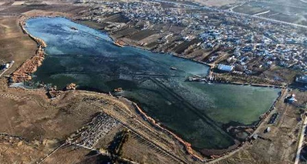 Sibirya soğuklarının yaşandığı şehirde göl dondu