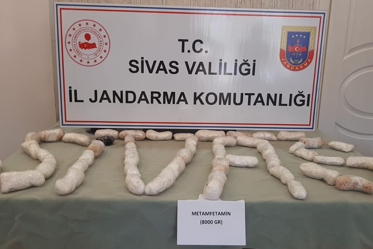 Sivas'ta arama yapılan tırdan 8 kilo metamfetamin çıktı