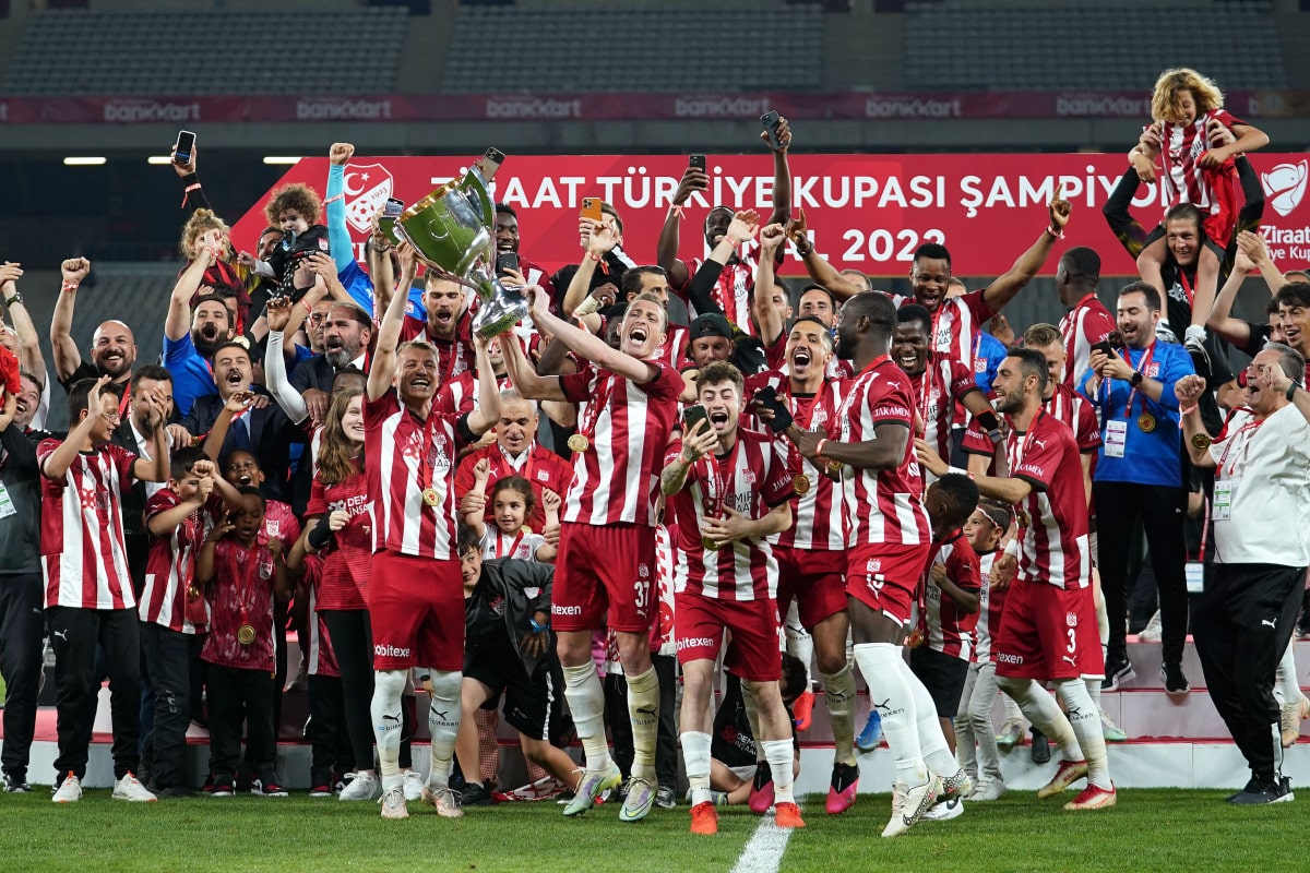 Sivasspor kupasını aldı