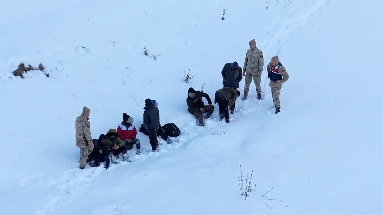 Sosyal medya paylaşımından yola çıkan ekipler kaçak göçmenleri yakaladı