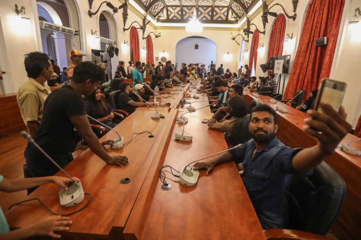 Sri Lanka'da protestocular başkanlık konutundan ayrılmıyor