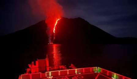 Stromboli Yanardağı lav püskürtmeye devam ediyor