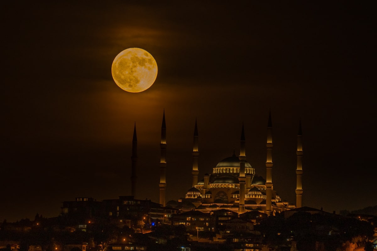 Süper Ay'ın Çamlıca Camii ile buluşması görsel şölen yaşattı