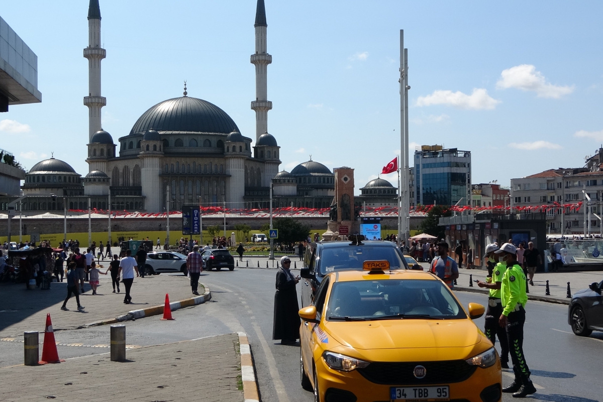 Taksimde kurallara uymayan taksicilere ceza yağdı