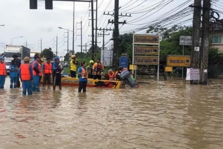 Tayland'da tavuk çiftliğini su bastı: 140 bin tavuk telef oldu