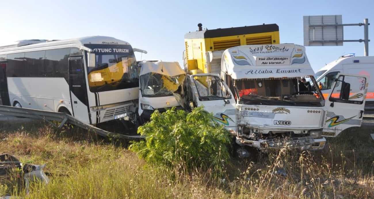 Tekirdağ’da işçi servislerine kamyonet çarptı: 18 yaralı