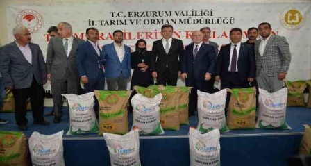 Tekman'da çiftçilere 20 ton buğday tohumu dağıtıldı