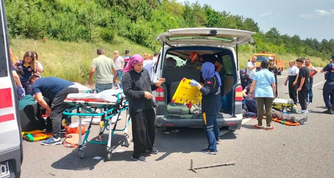 TEM’de minibüs takla attı: 1 ölü, 10 yaralı