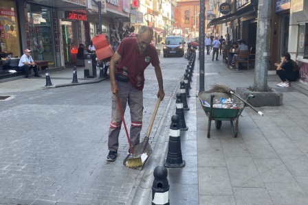 Temizlik işçisi, 'Kefenin cebi yok' deyip, maaşıyla dört öğrenciye burs veriyor