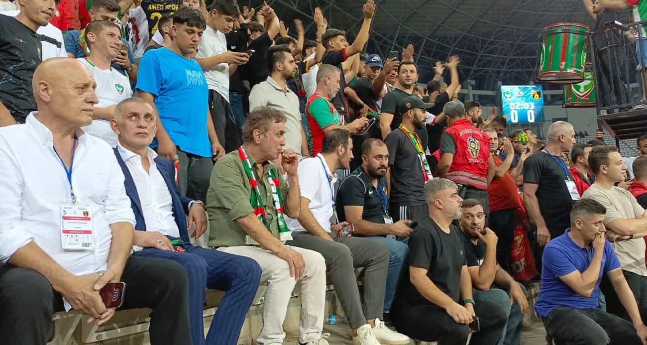 TFF Başkanı İbrahim Hacıosmanoğlu Amedspor taraftarı arasında maç izledi